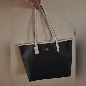 NWT reversible Coach tote bag with bag organizer
